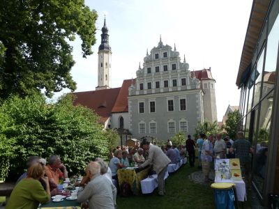 An der reich gedeckten Kafeetafel - Zeit zum gemütlichen Schwazt